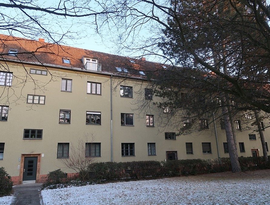 Zehlendorf: Bezugsfreie, ruhige zweieinhalb-Zimmer-Altbauwohnung mit Wintergarten direkt am Park