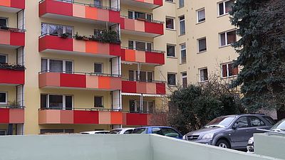 Schnoor Immobilien Steglitz: Verkehrsgünstige, modernisierungsbedürftige Zwei-Zimmer-Wohnung mit Balkon und Fahrstuhl