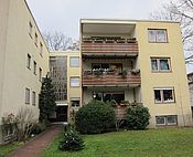 Zehlendorf: 3-Zimmer-Wohnung im 1. OG mit Südwest-Balkon und Stellplatz auf parkähnlichem Grundstück
