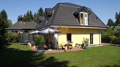 Ruhig- und Grünlage Lankwitz! Vermietetes Einfamilienhaus in zweiter Reihe mit SW-Garten und Garage