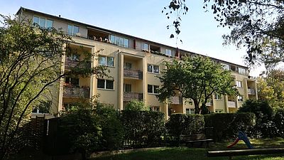 Schnoor Immobilien Anlageobjekt: Ruhige 2 ½-Zimmer-Wohnung in Zehlendorf mit Südwestloggia und Gartennutzung