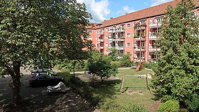 Schnoor Immobilien Spandau: Helle, renovierungsbedürftige Drei-Zimmer-Wohnung mit Westbalkon und eigenem Stellplatz