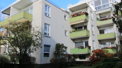 Modern, freundlich, einzugsbereit: 2-Zi.-Wohnung in oberster Etage mit Balkon, Stellplatz, Grünblick