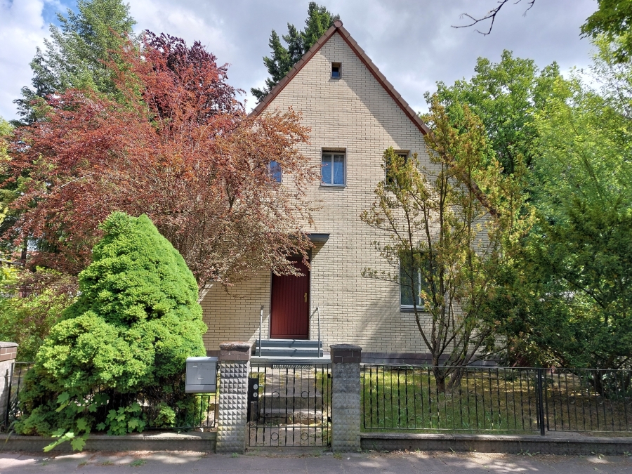 Kleinmachnow- Beliebtes Siedlungshaus für die kleine Familie mit Garten, Teilkeller und Garage