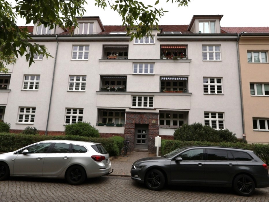 Potsdam: Vermietete Dachgeschosswohnung mit großzügigem Wohnbereich und eigenem Stellplatz
